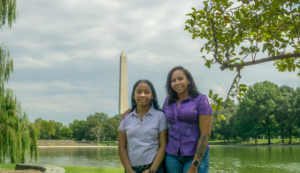 BSLS _26 shoot-06 a women and young girl posing for a photo in front of the lincoln memorial